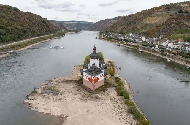 Seit Mitte August wurden am Pegel Kaub steigende Wasserstände verzeichnet, seit einigen Tagen geht es wieder runter. | Foto: Boris Roessler/dpa