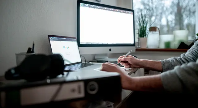 Wer häufig im Homeoffice arbeitet, sollte seinen Stromverbrauch im Blick behalten. | Foto: Fabian Strauch/dpa/dpa-mag