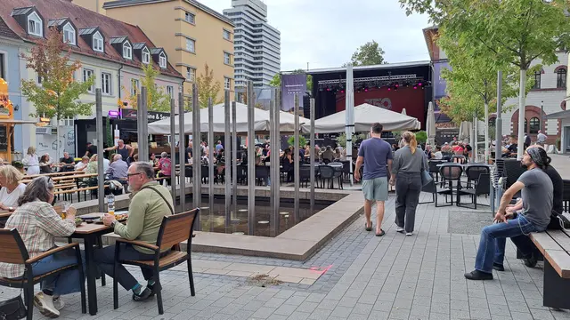 Gastronomie, Verkaufsstände und eine riesige Bühne auf dem Schillerplatz | Foto: Monika Klein