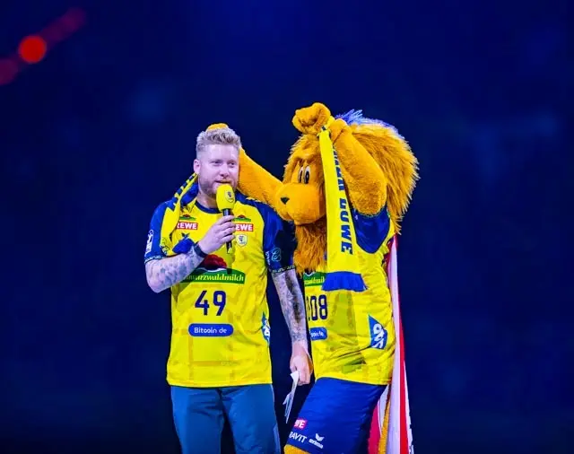 Kevin Gerwin und Conny das Maskottchen (1 von 1) | Foto: Wolfgang Neuberth