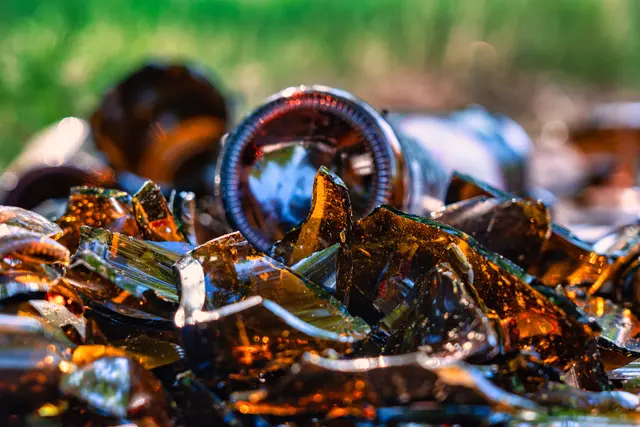 Wer größere Mengen Altglas bringt, soll sie vorher anmelden, damit die Container an den Zentren nicht überfüllt sind. | Foto: blende11.photo/stock.adobe.com