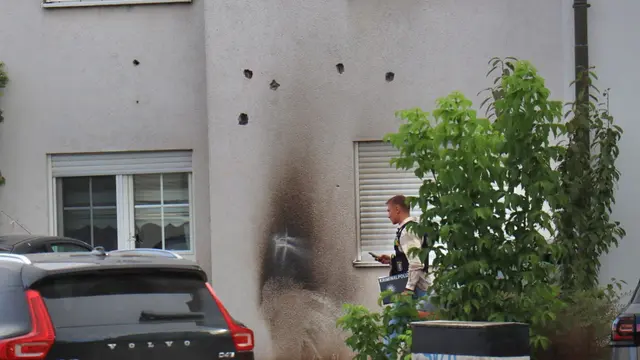 Einschusslöcher und Brandspuren sind deutlich zu sehen. | Foto: René Priebe/dpa