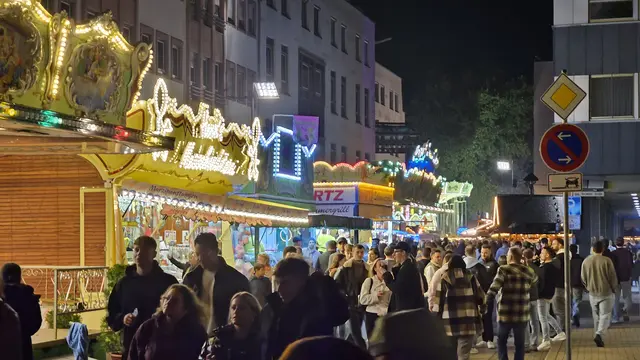 Zwei Standorte, ein Jahrmarkt: Neben dem zurückkehrenden Bahnhofsvorplatz wird auch der neue Parkplatz an der Landauer Straße auf dem Gelände der ehemaligen Esso-Tankstelle zum Festplatz. | Foto: Eva Bender