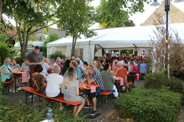 Vier Tage lang wird der Alte Schulhof in Venningen wieder zum Treffpunkt für Kerwefans und Weinfreunde | Foto: Markus Pacher