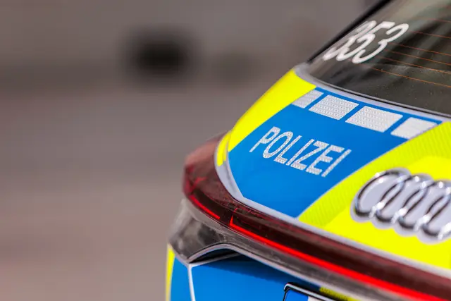 Nach einem mutmaßlichen Raub an einer Bushaltestelle in Stutensee sucht die Kriminalpolizei Zeugen. Eine unbekannte Frau soll einer 51-Jährigen den Rucksack entrissen haben. | Foto: Paul Needham