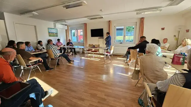 Reges Interesse herrschte beim Bürgerdialog in Maikammer zum Thema "Invasive Ameisenart Tapinoma magnum auf dem Vormarsch" mit dem Referenten und Ortsbürgermeister von Herxheim, Sven Koch. | Foto: Eva Bender