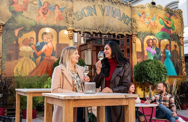 Der Spiegelpalast „Bon Vivant“ wird während des Weinlesefestes zum Treffpunkt für Weinfreunde. | Foto: Daniel Löwedey/Stadtmarketing