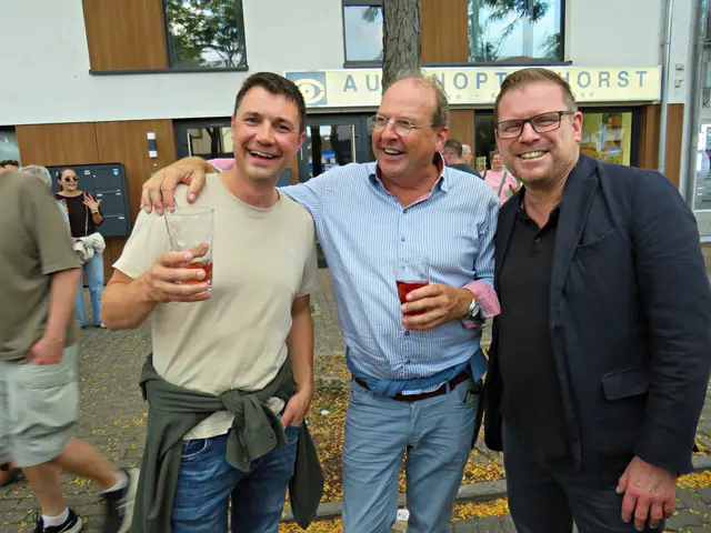 Auf dem Straßenfest politisch orientiert Benjamin Kroll (grün), Christian Wahl (schwarz) und Christian Schreider (rot) | Foto: Brigitte Melder