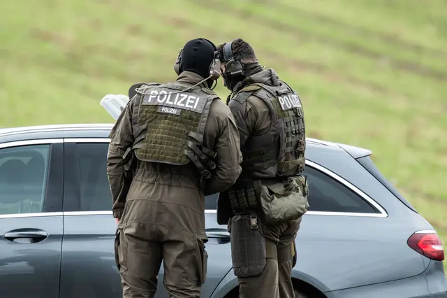 Das SEK nahm in Murr einen Verdächtigen nach einer Bedrohung mit einer Schusswaffe fest. (Symbolbild) | Foto: Silas Stein/dpa
