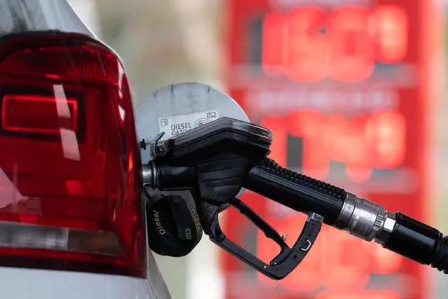 Tanken ist in Österreich günstiger. (Symbolbild) | Foto: Sebastian Kahnert/dpa