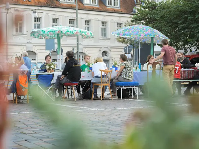 Lange Tafeln luden bei diesem Parking Day auf dem Königsplatz in Speyer zum Austausch und zum gemeinsamen Genießen ein. | Foto: Erik Thuro/gratis