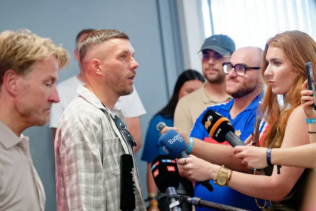 Podolski warnte Kritiker deutlich vor weiteren Beleidigungen. | Foto: Uwe Anspach/dpa