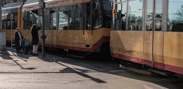 Wegen der Sperrung der B3 fährt der Ersatzverkehr über Jöhlingen. Dadurch dauert die Fahrt länger. Fahrgäste sollen laut AVG auch die Aushänge an den betroffenen Haltestellen beachten. | Foto: Heike Schwitalla