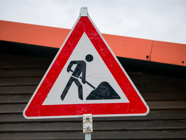 Das Schild Baustelle warnt Verkehrsteilnehmer vor Beeinträchtigungen von Wegen und Fahrbahnen / Symbolfoto | Foto: Kim Rileit