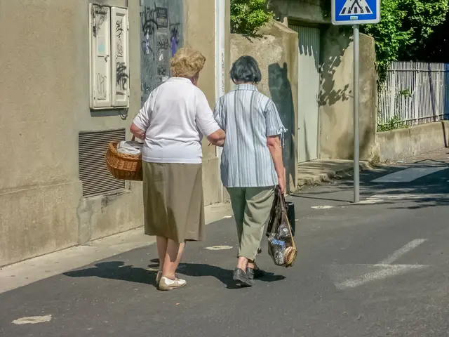 Für den Engagementpreis 80plus können jetzt Menschen vorgeschlagen werden, die sich auch mit über 80 Jahren ehrenamtlich einsetzen. | Foto: Unclesam/stock.adobe.com