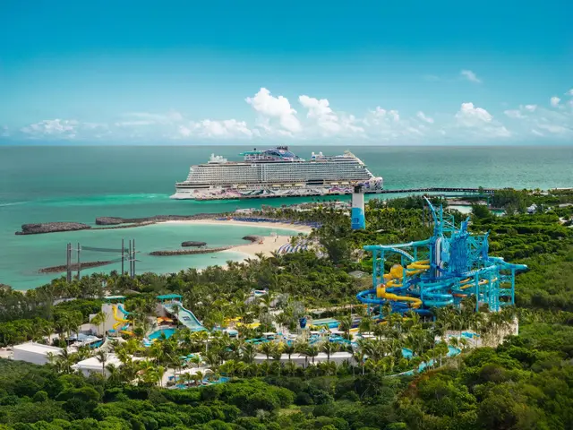 Neben dem rund 52 Meter hohen Tidal Tower mit acht Rutschen bietet der Wasserpark von NCL auch einen Wasserspielbereich, eine Familienrutsche und Klippen zum Herunterspringen. | Foto: Norwegian Cruise Line/dpa-mag