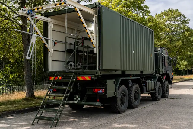 Bundeswehr: Ein Gerätetrupp im 20-Fuß-Container zeigt den modernisierten, mobileren Aufbau der Radiosendeanlagen. | Foto: PIZ Ausrüstung, Informationstechnik und Nutzung, Foto: Maximilian Maiwald