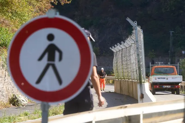Zumindest einspurig geht es auf der B42 wieder voran.  | Foto: Thomas Frey/dpa