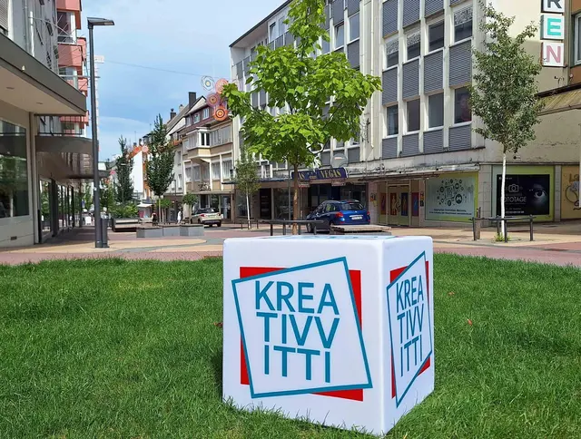 In der Pirmasenser Innenstadt markiert der Kreativvitti-Würfel die Aktionsorte der neuen Veranstaltungsmeile. | Foto: Stadt Pirmasens / Maximilian Zwick