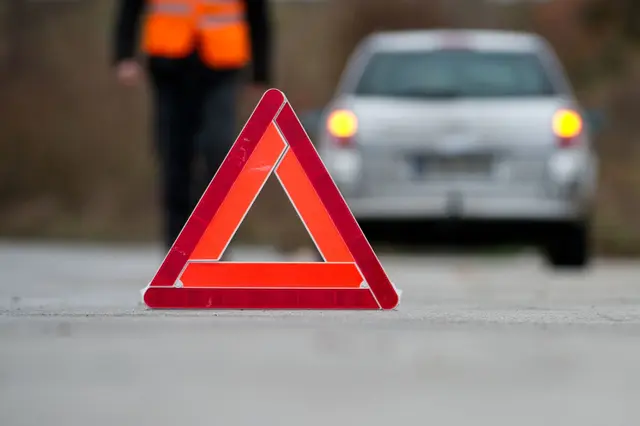Auf Landstraßen kommt es beim Abbiegen immer wieder zu Unfällen - manchmal auch im Zusammenhang mit Überholmanövern. | Foto: Franziska Gabbert/dpa-mag
