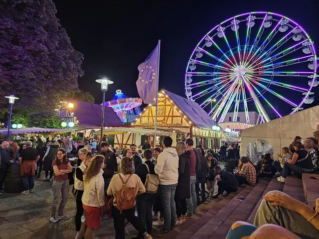 Das Pfälzer Winzerdorf „Die Haiselscher“ mit seinen rustikalen Fachwerkhäusern und Genussständen. Der Jahrmarkt findet zwar zum Teil wieder auf dem Bahnhofsvorplatz statt - das Riesenrad steht allerdings auf dem Parkplatz an der Landauer Straße. | Foto: Eva Bender