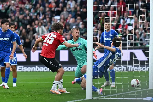  Lars Gindorf (Mitte l) trifft gegen den Karlsruher SC zum 1:0 für Hannover 96. | Foto: Swen Pförtner/dpa