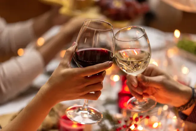 Auf dem Weinfest in Durlach treffen sich Menschen zum Probieren, Essen und Musik hören. | Foto: Syda Productions/stock.aodbe.com