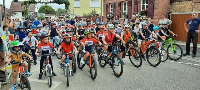 Neben Musik und Kerwebetrieb gehört in Bornheim auch der Radsport fest zum Festwochenende – hier beim Kinderrennen „Rund um den Saubrunnen“. | Foto: Ortsgemeinde Bornheim