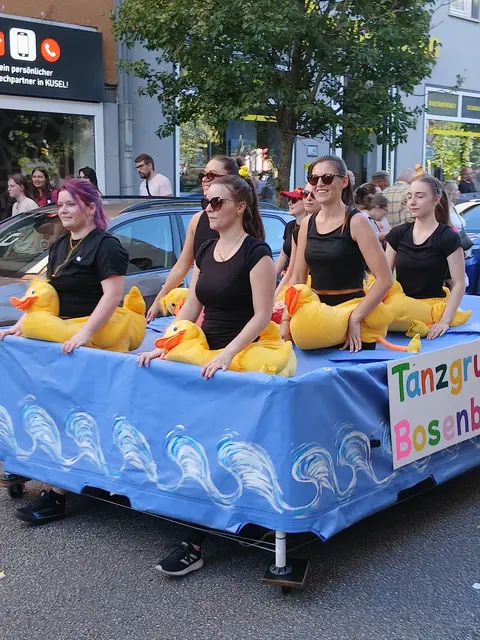 Die Tanzgruppe Bosenbach sorgte für Stimmung im Pool | Foto: Anja Stemler