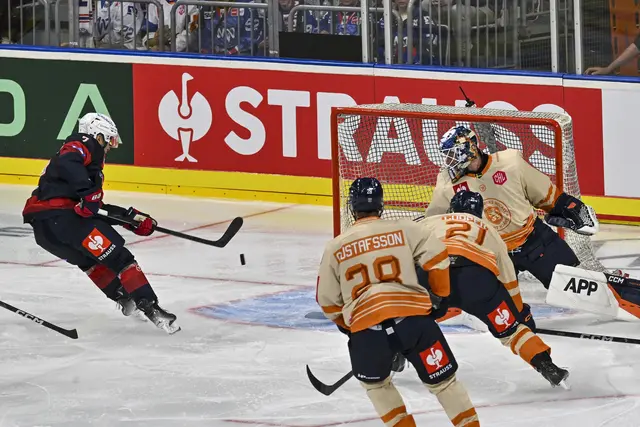 John Gilmour (links) erzielt gegen die Växjö Lakers das 2:0 für die Adler.
 | Foto: Ruffler/PIX-Sportfotos