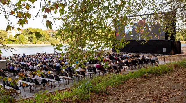 Die Filmschau läuft in einem Freiluftkino sowie in Kinozelten. (Archivbild) | Foto: Joachim Ackermann/dpa