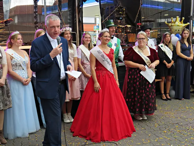 Bürgermeister Andreas Poignée umringt von Hoheiten | Foto: Brigitte Melder