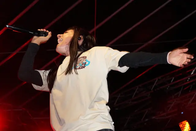 Stimmgewaltig und voller Energie: Frontfrau Paola Marcenzi von From Zero begeisterte beim Burg Lemberg Open-Air die Linkin-Park-Fans. | Foto: Peter Schneider