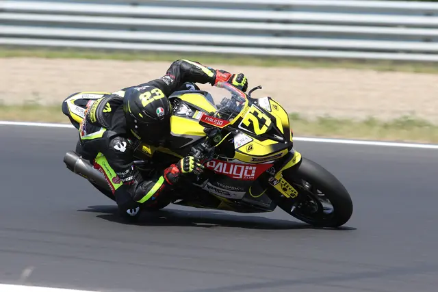 Sportbike-Klasse: Der führende Stephan Zuda auf Triumph | Foto: Harald Göser