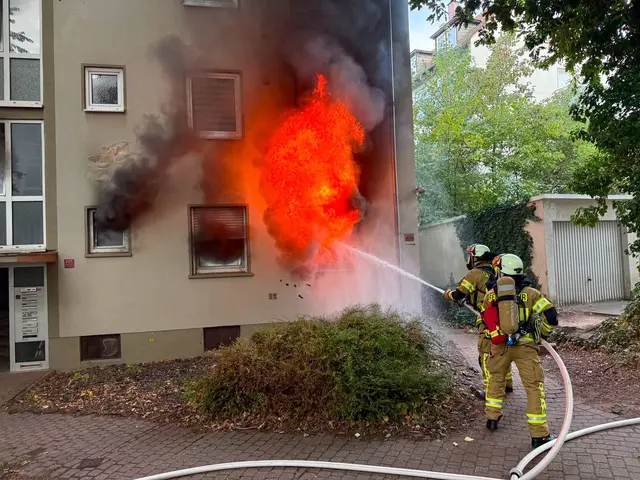 Als die ersten Einsatzkräfte eintrafen, stand ein Zimmer im Erdgeschoss bereits in Vollbrand. Meterhohe Flammen schlugen aus einem Fenster. | Foto: Feuerwehr Kaiserslautern