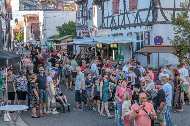 Beim Hinterstädtelfest in Jockgrim wurde am Freitagabend in den historischen Gassen und Höfen gemeinsam gefeiert. | Foto: Paul Needham