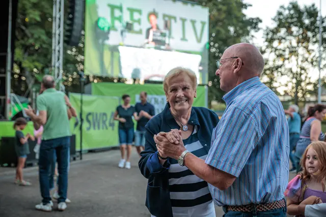 Musik und gute Stimmung: Im Bürgerpark wurde am Samstag beim SWR4 Festival gefeiert, getanzt und gemeinsam Musik erlebt. | Foto: Paul Needham