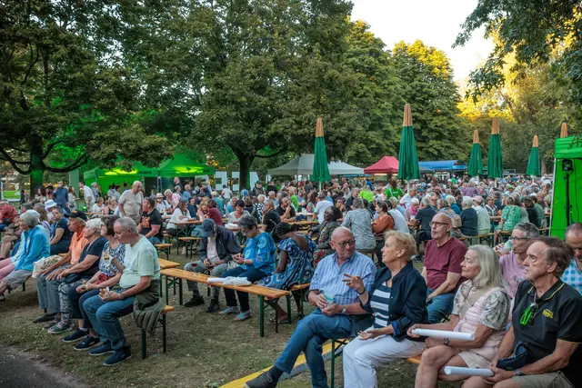 Festivalstimmung: Zwischen Musik, Gesprächen und kulinarischen Angeboten genossen die Besucherinnen und Besucher am Samstag die besondere Atmosphäre im Wörther Bürgerpark. | Foto: Paul Needham