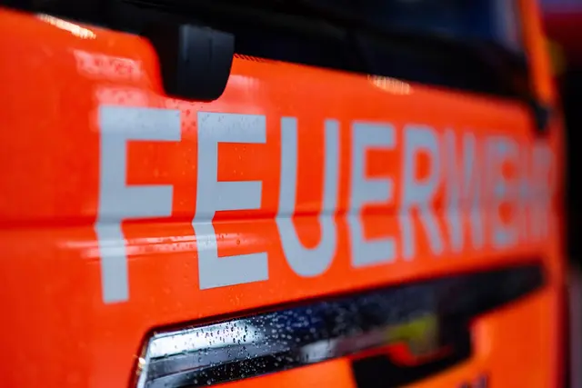 Die Feuerwehr löschte den Brand in dem Recyclingbetrieb rasch ab. (Symbolbild) | Foto: Marijan Murat/dpa