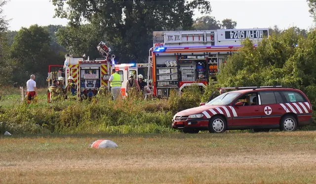 Das Flugzeug stürzte aus bislang ungeklärter Ursache ab. | Foto: Rene Priebe/PR-Video/dpa