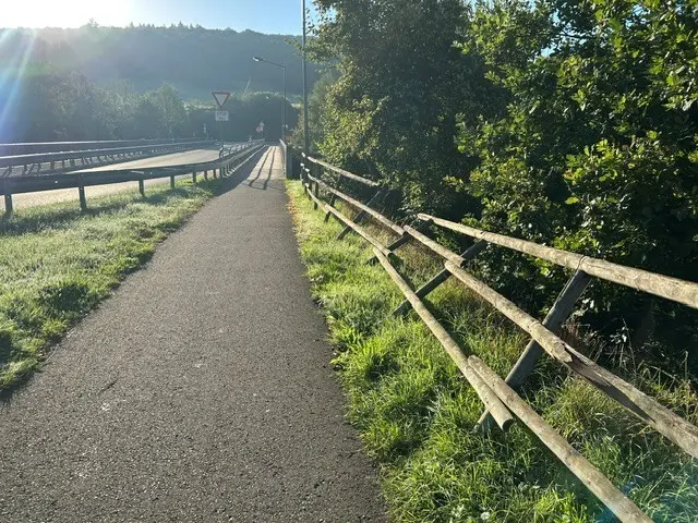 In Kirnsulzbach wurde nahe der K7 und der Nahebrücke ein Holzzaun beschädigt. Die Polizeiinspektion Kirn ermittelt wegen Sachbeschädigung und sucht Zeugen. | Foto: Polizeiinspektion Kirn