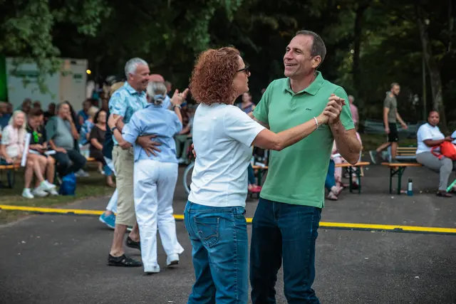 Musik und gute Stimmung: Im Bürgerpark wurde am Samstag beim SWR4 Festival gefeiert, getanzt und gemeinsam Musik erlebt. | Foto: Paul Needham