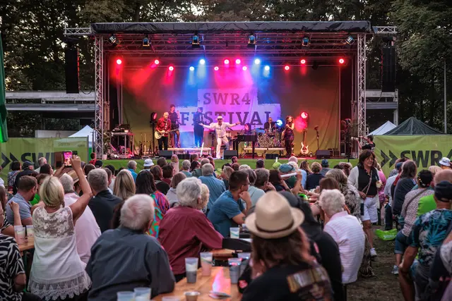 Abendprogramm: Mit „BITCH IS BACK“ wurde der Samstagabend zum musikalischen Höhepunkt des Festivals. Die Elton-John-Tribute-Show verwandelte den Bürgerpark in eine ausgelassene Tanzfläche. | Foto: Paul Needham