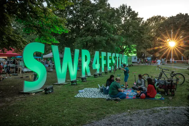 Musik und gute Stimmung: Im Bürgerpark wurde am Samstag beim SWR4 Festival gefeiert, getanzt und gemeinsam Musik erlebt. | Foto: Paul Needham