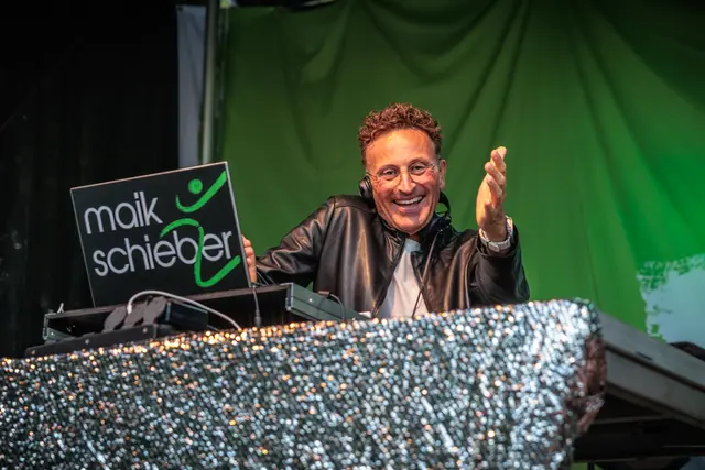Musik und gute Stimmung: Im Bürgerpark wurde am Samstag beim SWR4 Festival gefeiert, getanzt und gemeinsam Musik erlebt. | Foto: Paul Needham