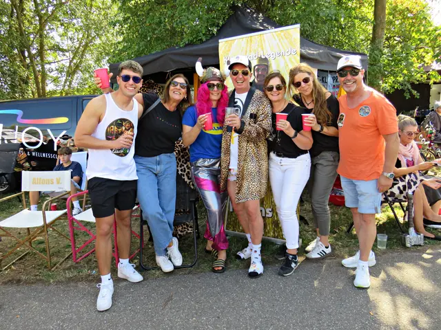 Die Familie Glaser mit Freunden vor ihrem Zelt | Foto: Brigitte Melder