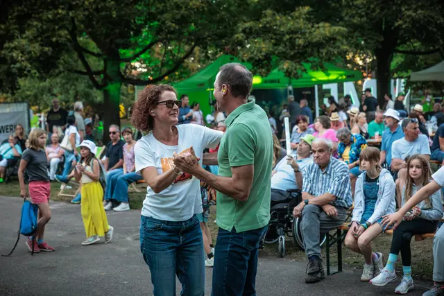 Festivalstimmung: Zwischen Musik, Gesprächen und kulinarischen Angeboten genossen die Besucherinnen und Besucher am Samstag die besondere Atmosphäre im Wörther Bürgerpark. | Foto: Paul Needham