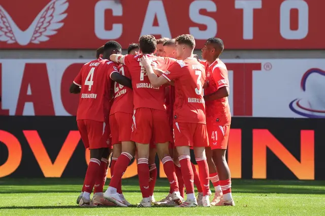 Die Spieler des 1. FC Kaiserslautern bejubeln den zweiten Sieg hintereinander. | Foto: Marc Schüler/dpa