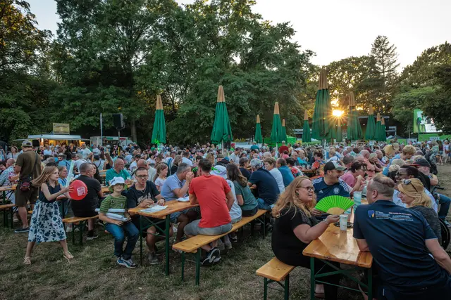 Festivalstimmung: Zwischen Musik, Gesprächen und kulinarischen Angeboten genossen die Besucherinnen und Besucher am Samstag die besondere Atmosphäre im Wörther Bürgerpark. | Foto: Paul Needham