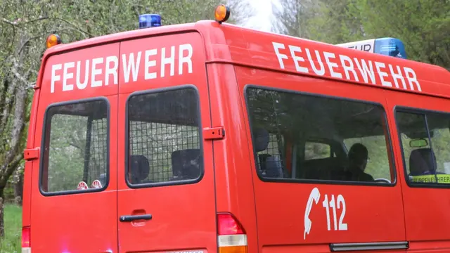 Nach einem Unfall auf der L559 bei Leopoldshafen geriet ein Citroen in Vollbrand. Der 20-jährige Fahrer wurde leicht verletzt, die Feuerwehr löschte den brennenden Pkw. | Foto: Heike Schwitalla